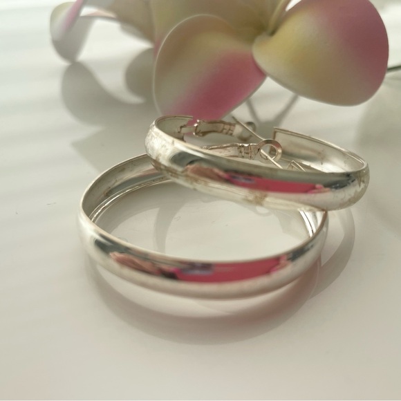 Chic Polished Silver Hoop Earrings - Picture 3 of 6